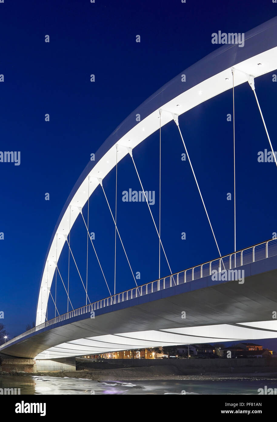 Blick auf die Bridge bei Nacht. Cittadella Brücke, Alessandria, Italien. Architekt: Richard Meier und Partner, 2017. Stockfoto