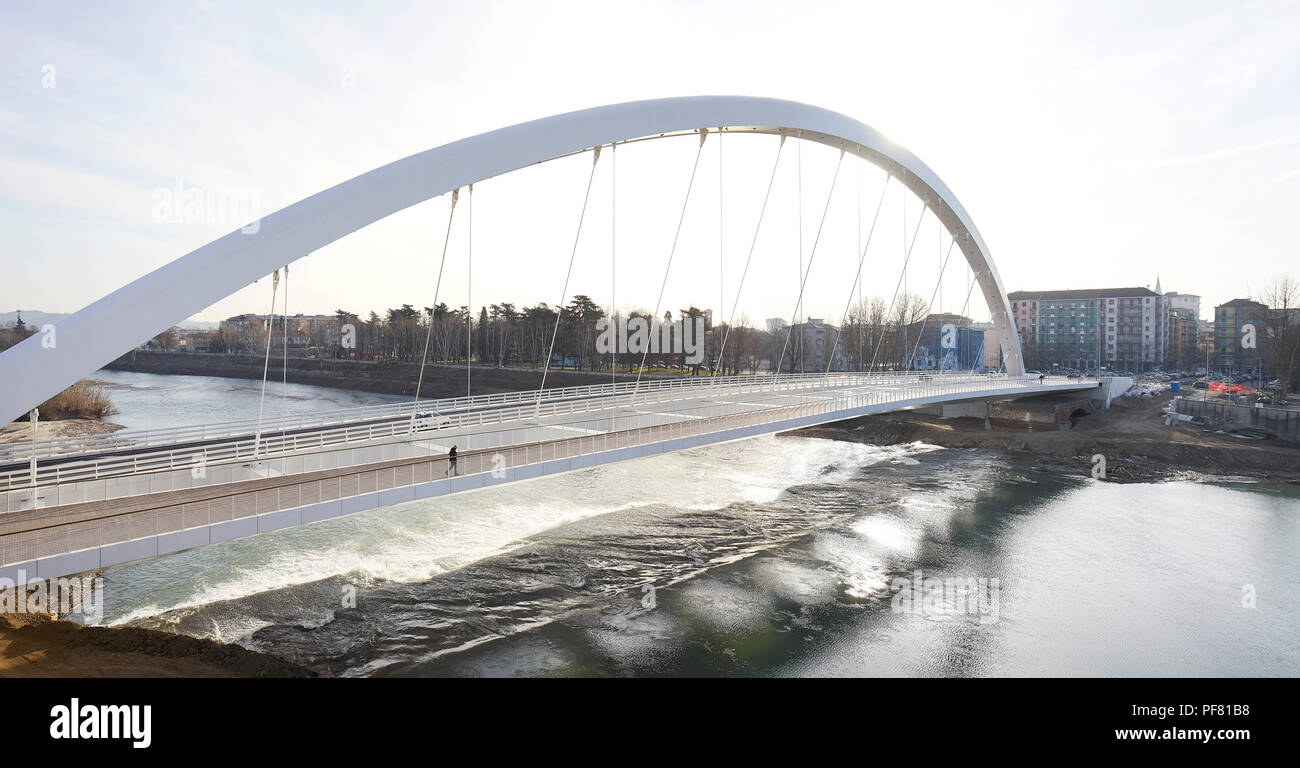 Blick von der Fußgängerzone Weg der Cittadella Brücke. Cittadella Brücke, Alessandria, Italien. Architekt: Richard Meier und Partner, 2017. Stockfoto