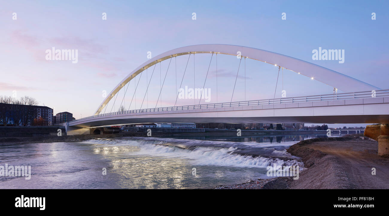 Ansicht der Cittadella Brücke über den Fluss Tanaro. Cittadella Brücke, Alessandria, Italien. Architekt: Richard Meier und Partner, 2017. Stockfoto