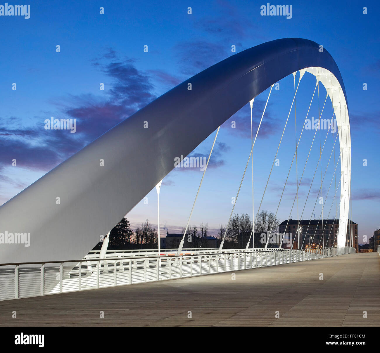 Blick von der Fußgängerzone Weg bei Sonnenuntergang. Cittadella Brücke, Alessandria, Italien. Architekt: Richard Meier und Partner, 2017. Stockfoto