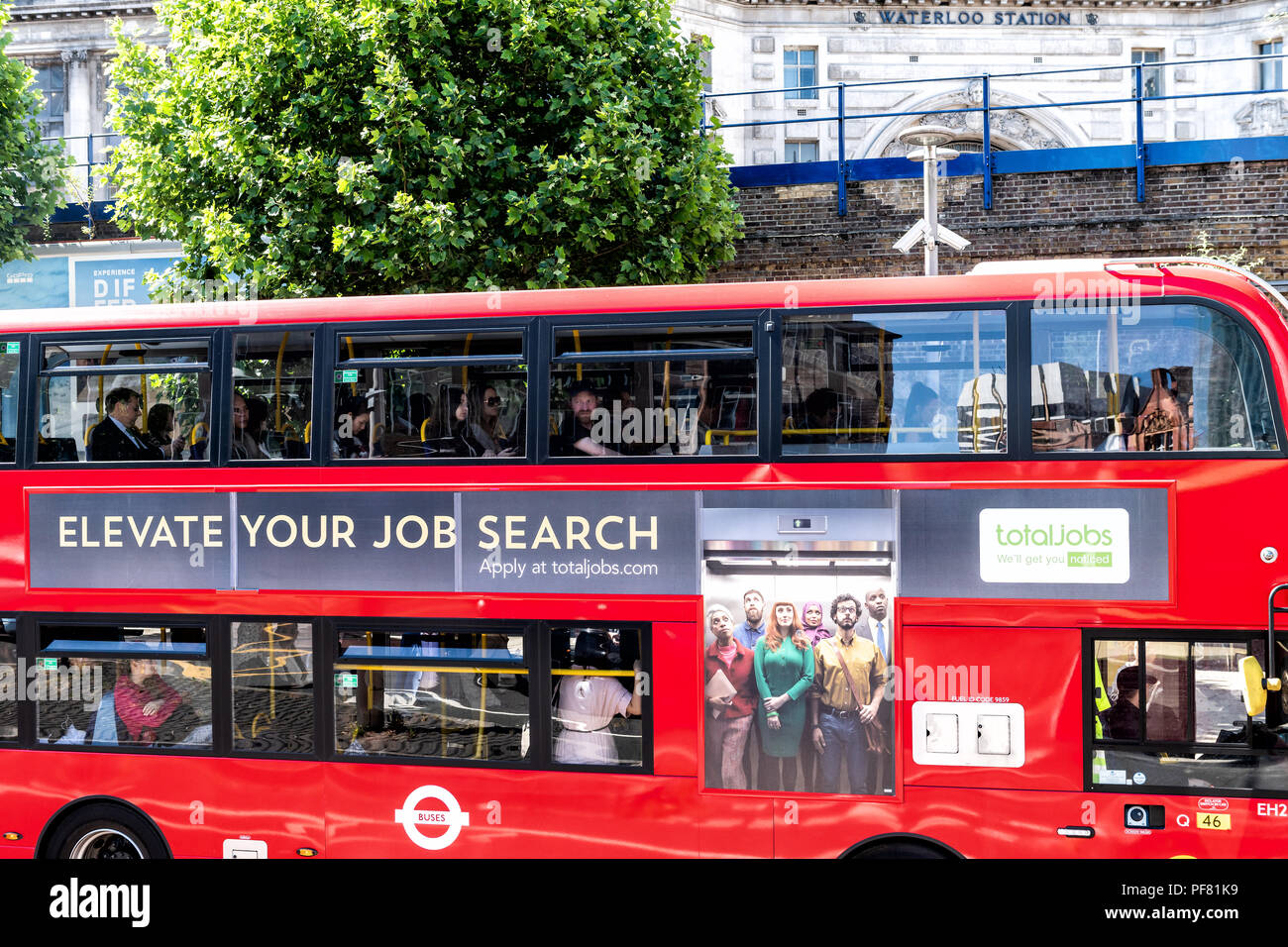 London, Großbritannien, 22. Juni 2018: Blick auf Double Decker Bus in der Stadt mit ad, Werbung board Werbung TotalJobs, online Job, Arbeit suche, Einstellung Stockfoto