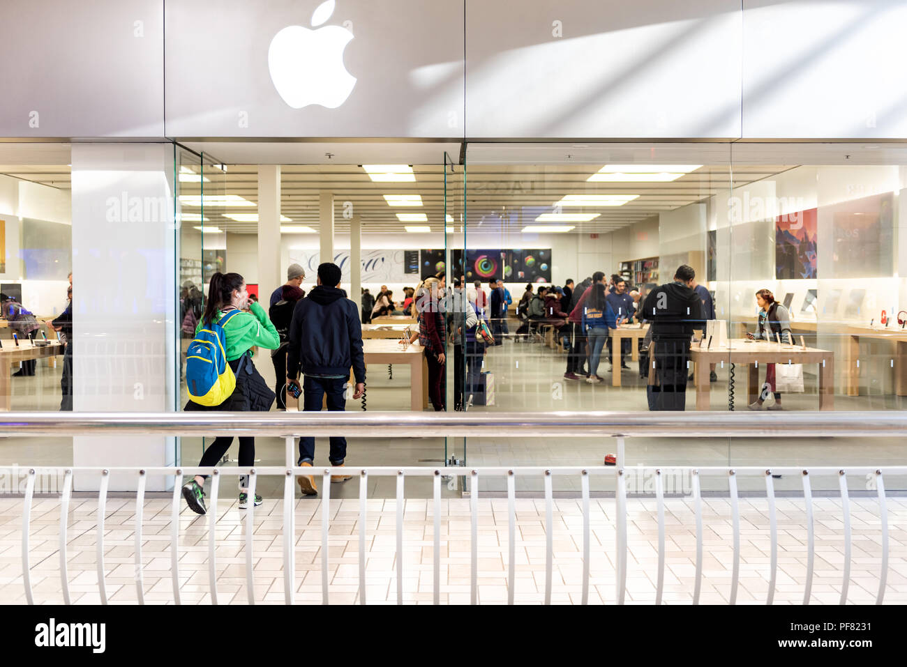 Tysons Corner, USA - 26. Januar 2018: erste Apple Store, Shop, Fassade, Storefront geöffnet, Glastür Eingang mit Menschen im Einkaufszentrum in Vi Stockfoto