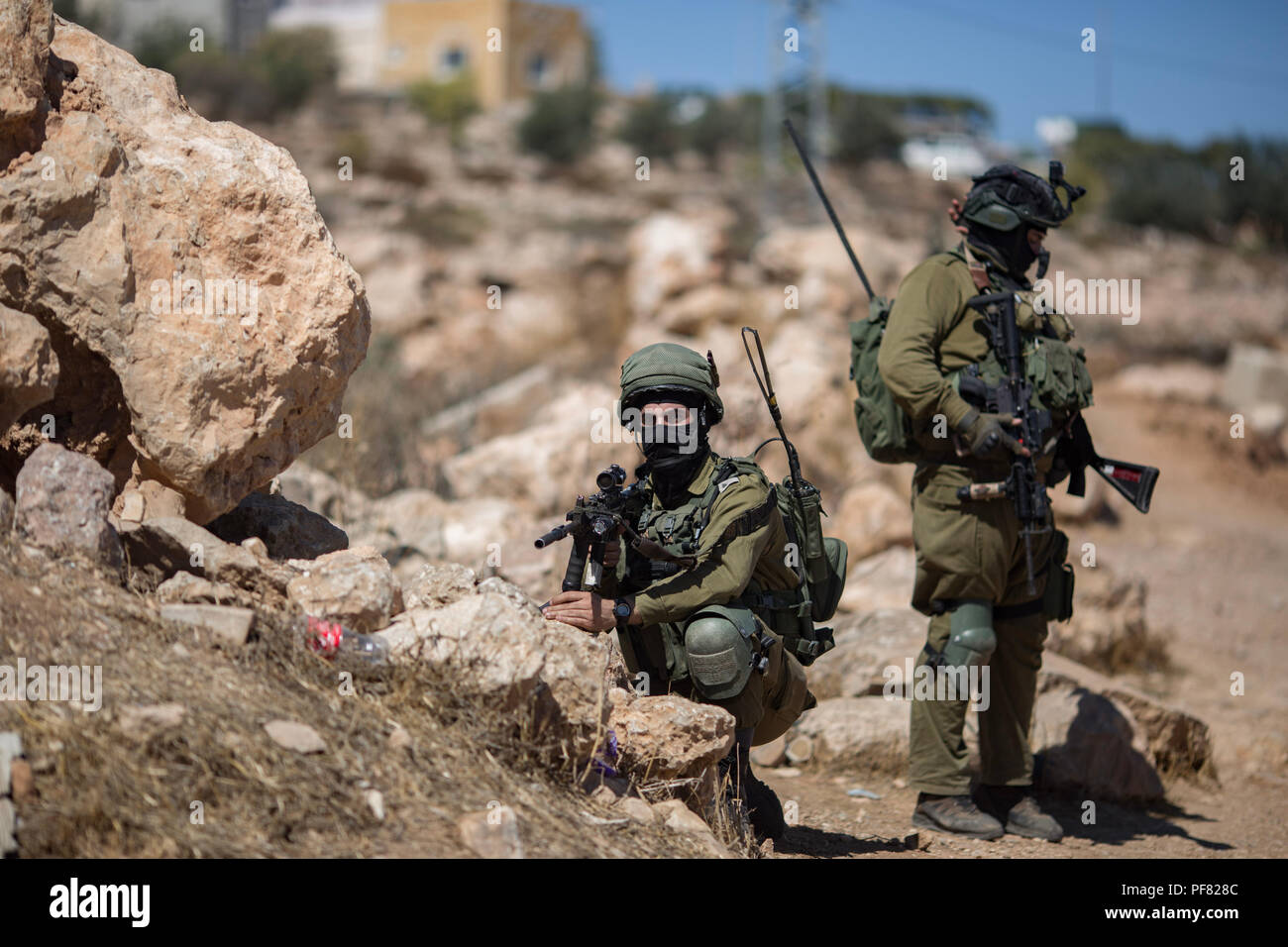 Bild 1 = Eine brennende Reifen in der Stadt Hebron, Palästina. Bild 2 = Zwei IDF-Soldaten bei einem Protest in Palästina. Bild 3 = Zwei palästinensische Mädchen Stockfoto