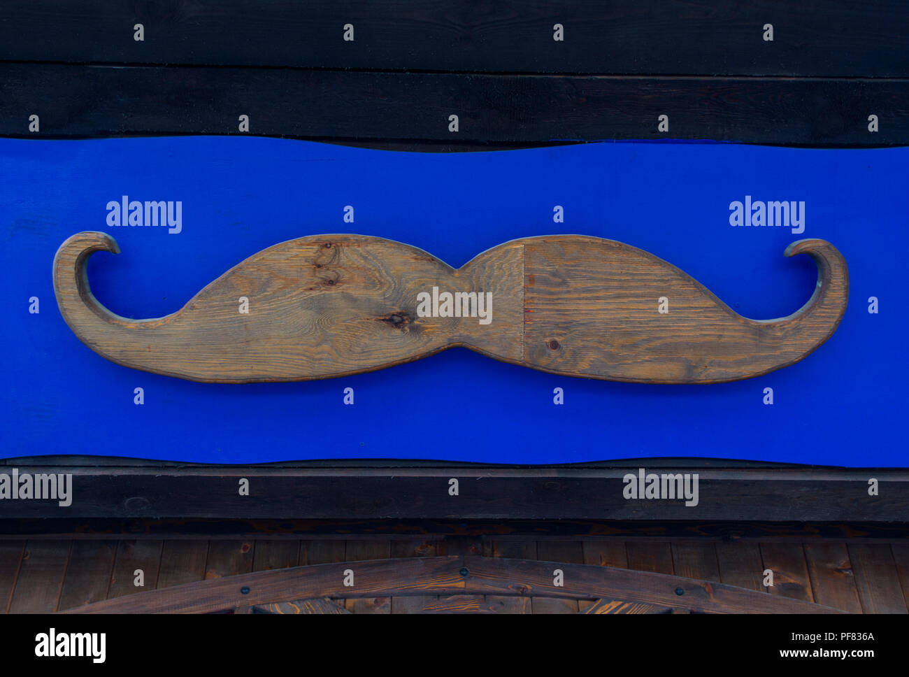 Eine hölzerne Schnurrbart auf blauem Holz Hintergrund Stockfoto