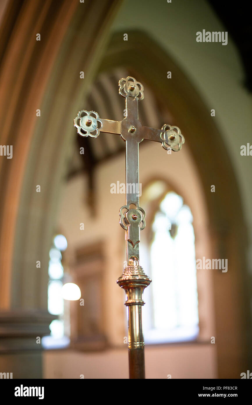 Gold Kreuz religiöses Symbol in einem Englischen christlichen Kirche Stockfoto