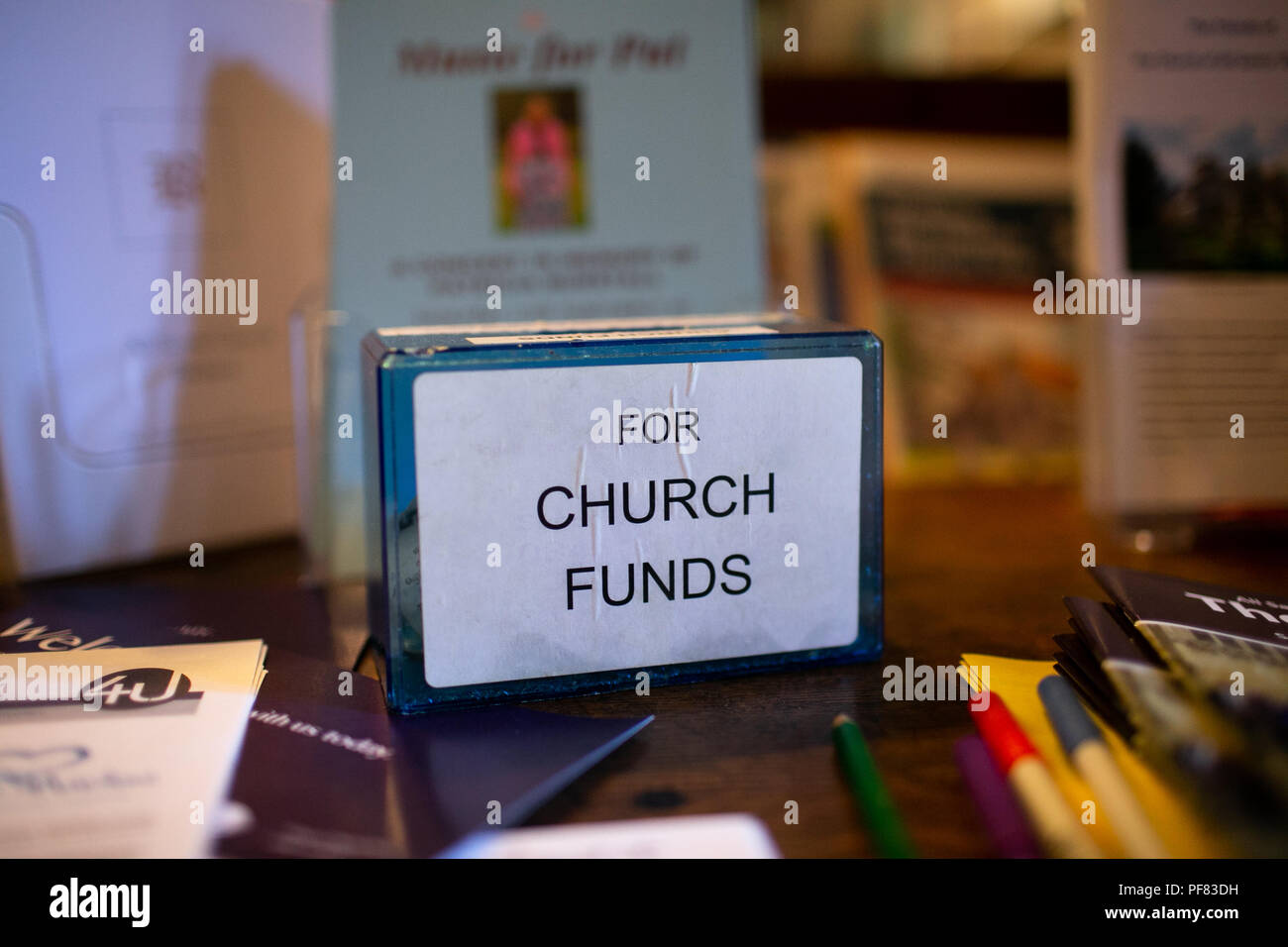 Geld für kirchlichen Fonds in einer englischen Kirche Stockfoto