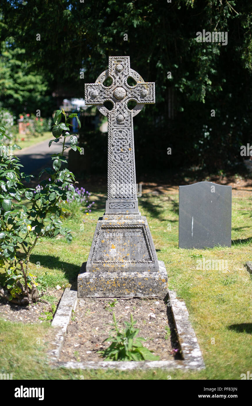 Grab mit einem religiösen Kreuz Grabstein in einem englischen Dorf Kirchhof Grabstätte Stockfoto