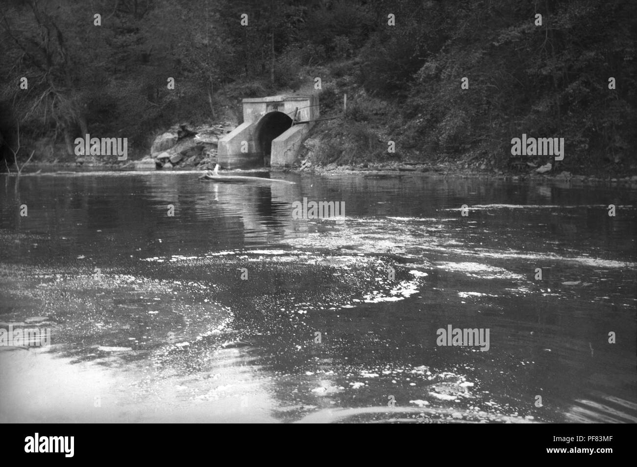 Somerville Avenue sewer Outlet dumping Inhalt in den Mississippi River, St. Paul, Minnesota, 1928. Mit freundlicher Seuchenkontrollzentren (CDC)/Minnesota Abteilung der Gesundheit, R.N. Barr Bibliothek, Bibliothekare Melissa Rethlefsen und Marie Jones. () Stockfoto