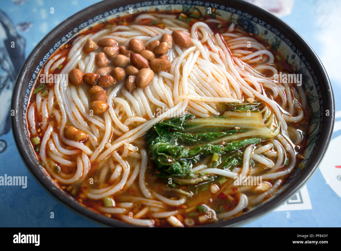 Chinesische Nudeln in einem Bogen Stockfoto