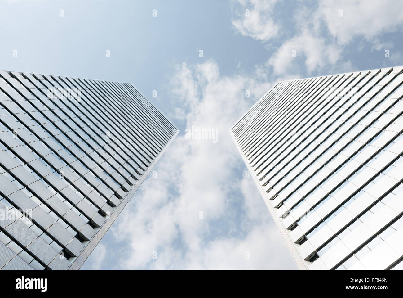 Low Angle View von hohen Wolkenkratzer Bürogebäude Stockfoto