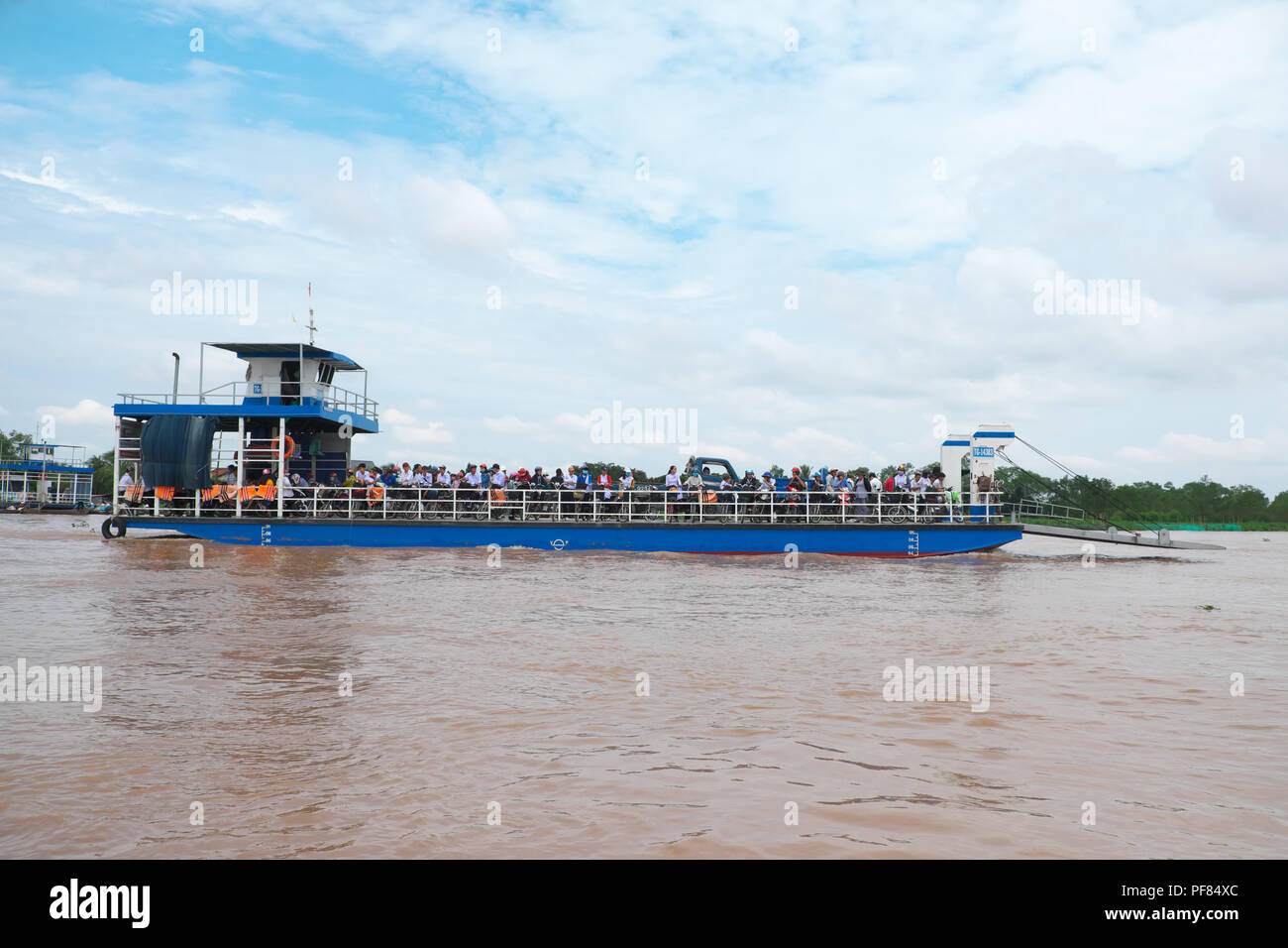 Vietnam Mekong Fähre über den Mekong Delta Wasserstraßen in Richtung Cai Stadt Vietnam. Stockfoto