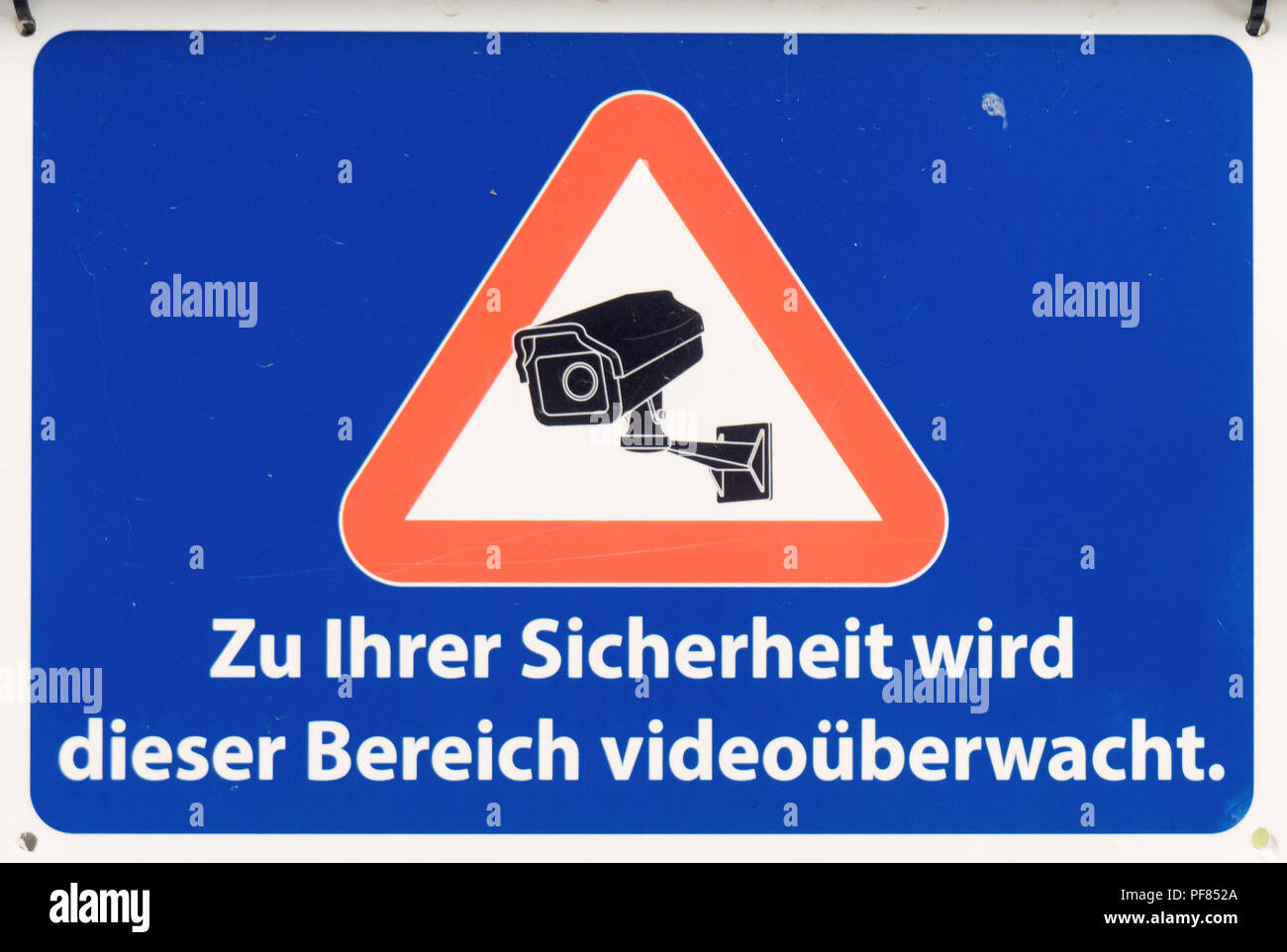 Schild mit der Aufschrift Deutsch: Für Ihre Sicherheit ist dieser Bereich ist per Video überwacht. Stockfoto