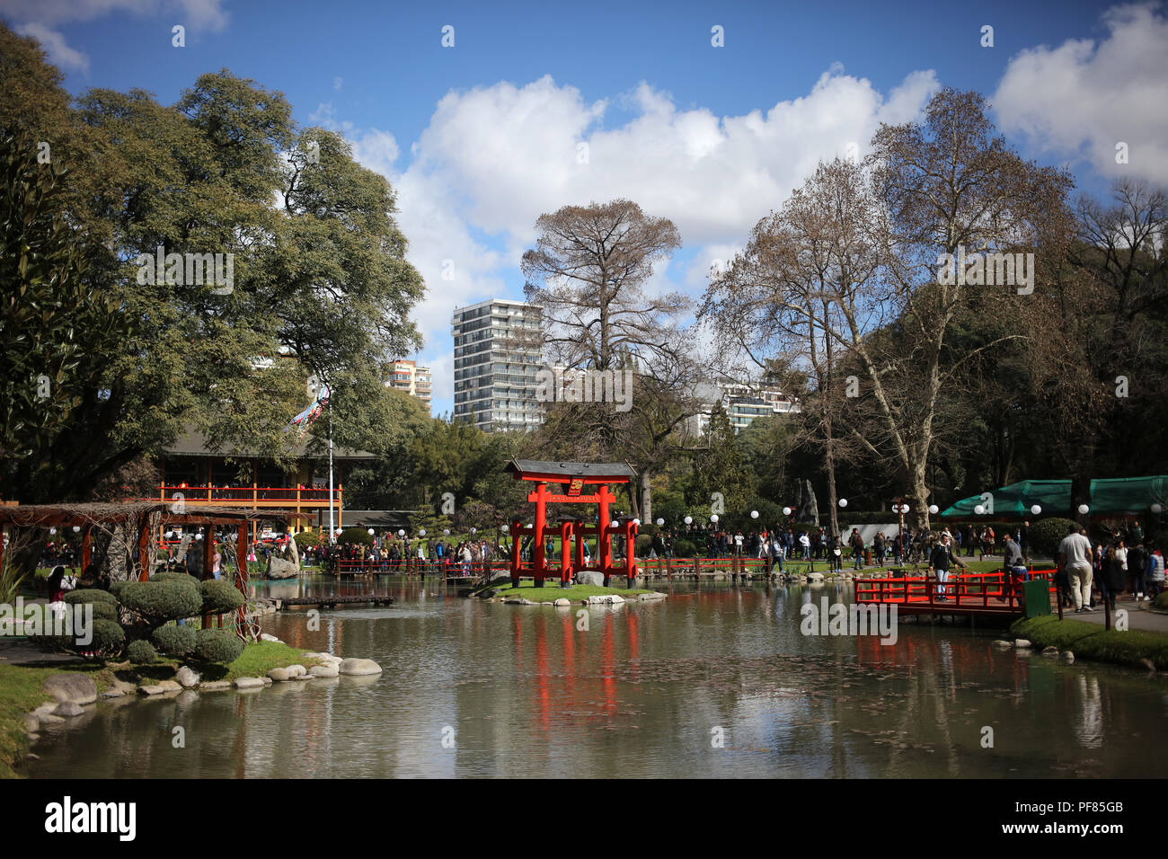 BUENOS AIRES, ARGENTINIEN - 19. August: Jardin Japones (japanischer Garten) in Buenos Aires. Menschen zu Fuß auf das Festival für 120 Jahre freandship Stockfoto