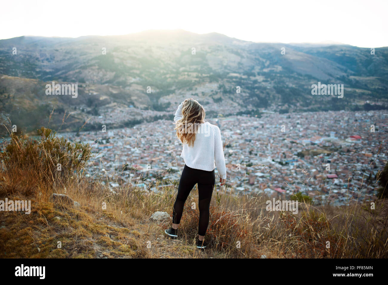 Rückansicht der Frau, die mit ihren Haaren spielt, mit Blick auf die malerische Aussicht auf Huaraz, Peru. Reisen Lifestyle in Südamerika. Juli 2018 Stockfoto