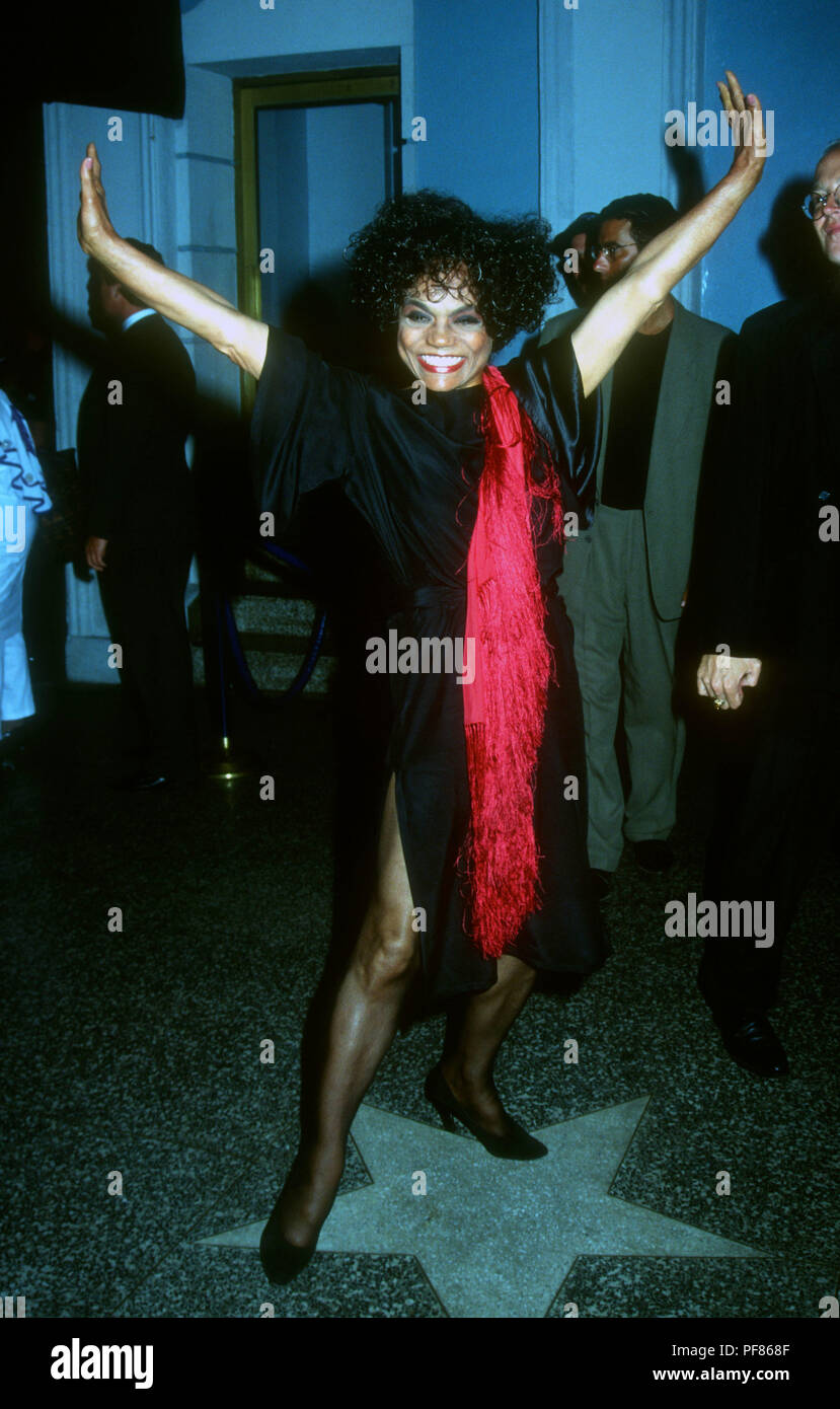 HOLLYWOOD, CA - 28. Juni: Sängerin/Schauspielerin Eartha Kitt nimmt an Paramount Pictures Premiere von 'Boomerang' am 28. Juni 1992 im Mann's Chinese Theatre in Hollywood, Kalifornien. Foto von Barry King/Alamy Stock Foto Stockfoto
