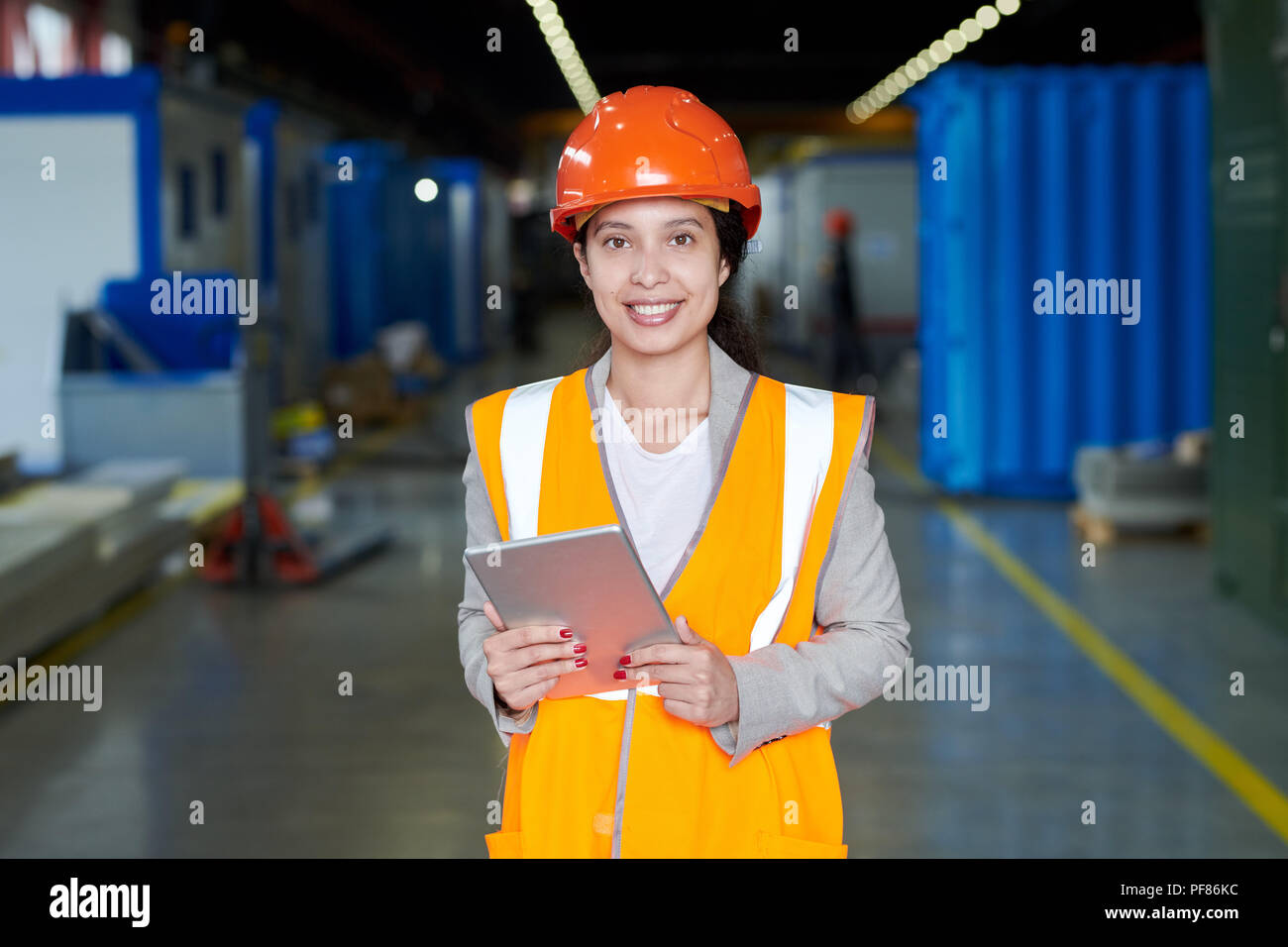 Weibliche Fabrikarbeiter in Orange Einheitliche Stockfoto