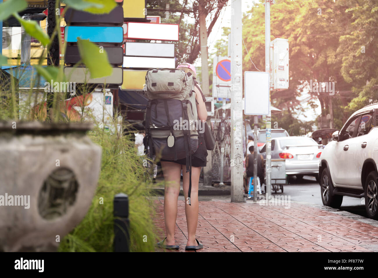 Weibliche europäische mit Backpacker auf Fußweg auf der Suche nach Richtung, in Thailand Stockfoto