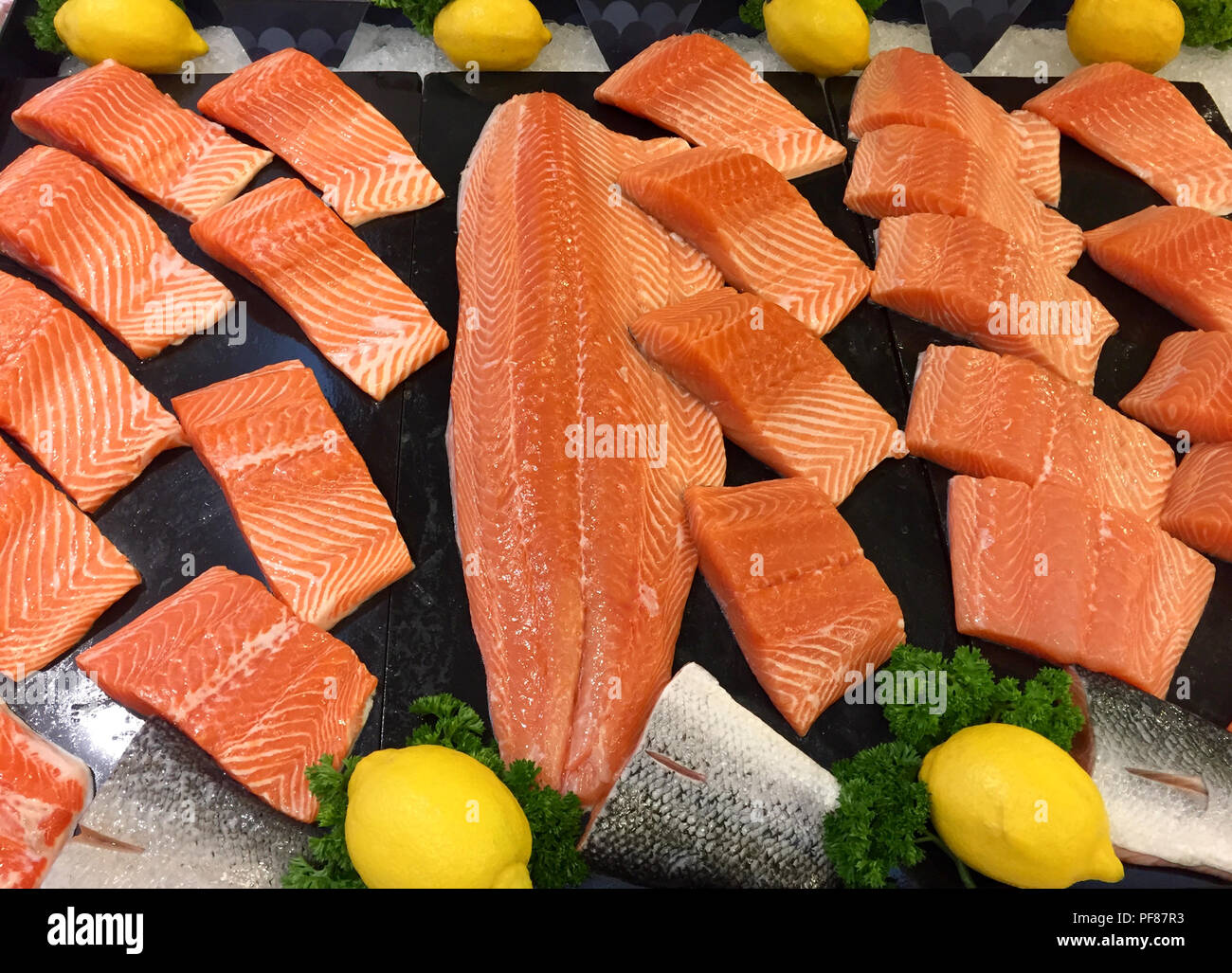 Frischen, rohen Lachs Fisch Filet auf Eis mit Zitrone in Frische Markt Stockfoto