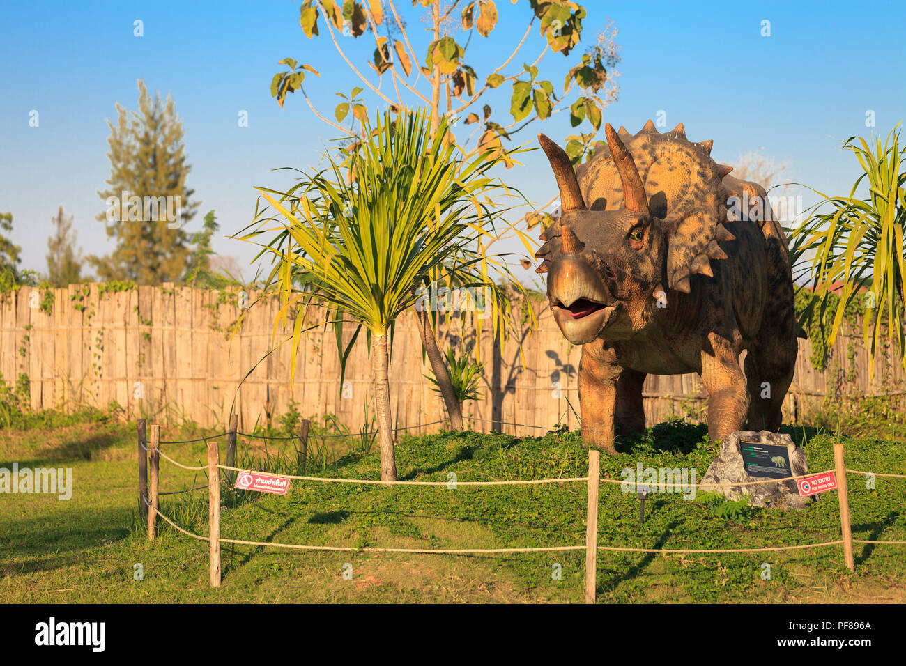 Hidden Village Chiang Mai, Landschaft outdoor Jurassic Park mit riesigen Skulpturen der Dinosaurier und andere Tiere Jurassic Welt Stockfoto