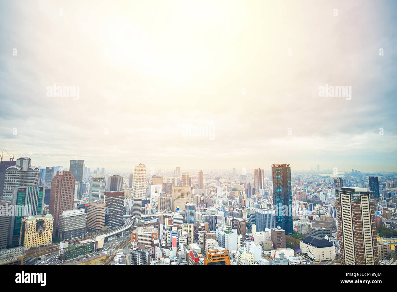 Geschäftskonzept für Immobilien- und corporate - Panoramablick auf die moderne Stadt Skyline Luftbild Vogelperspektive mit dramatischen Sonnenauf- und Morgen Himmel Stockfoto