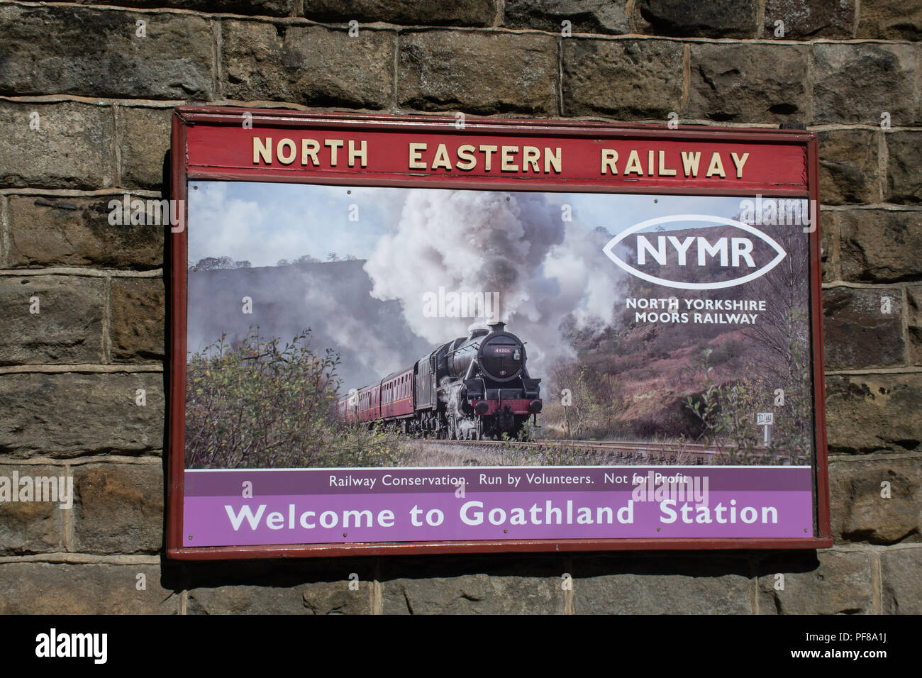 Goathland Yorkshire UK - 25. Juni 2018: Traditionelle Poster für North Eastern Railway Stockfoto