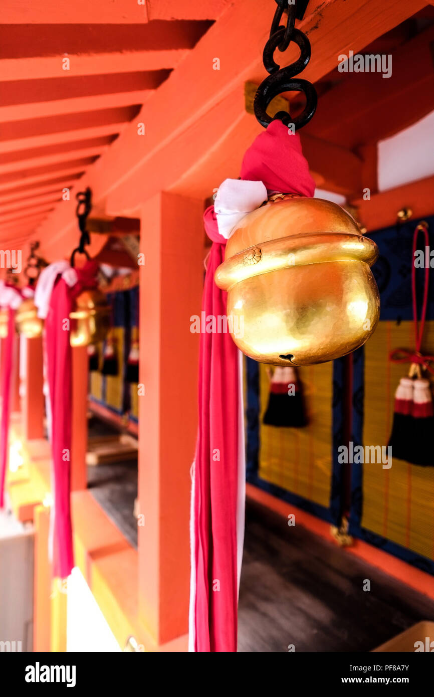 Goldene Glocken mit rotem Dach im traditionellen japanischen Tempel, Kyoto, Japan Stockfoto