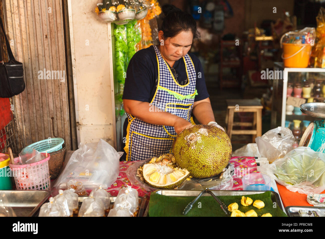 FoodTravel und Gastronomie Touristik: Leute segeln tropischen jackfruit Obst auf dem lokalen Markt in Thailand Stockfoto
