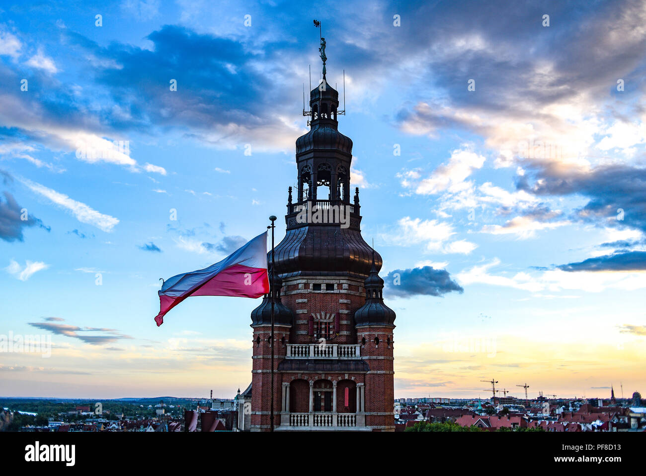 Provincial Office Tower auf Haken Terrasse in Stettin mit der polnischen Flagge. Stockfoto