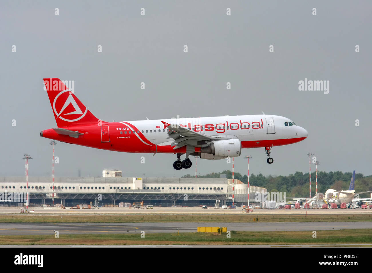 TC-ATD AtlasGlobal Airbus A319-100 der Landung am Flughafen Malpensa (MXP/LIMC), Mailand, Italien Stockfoto