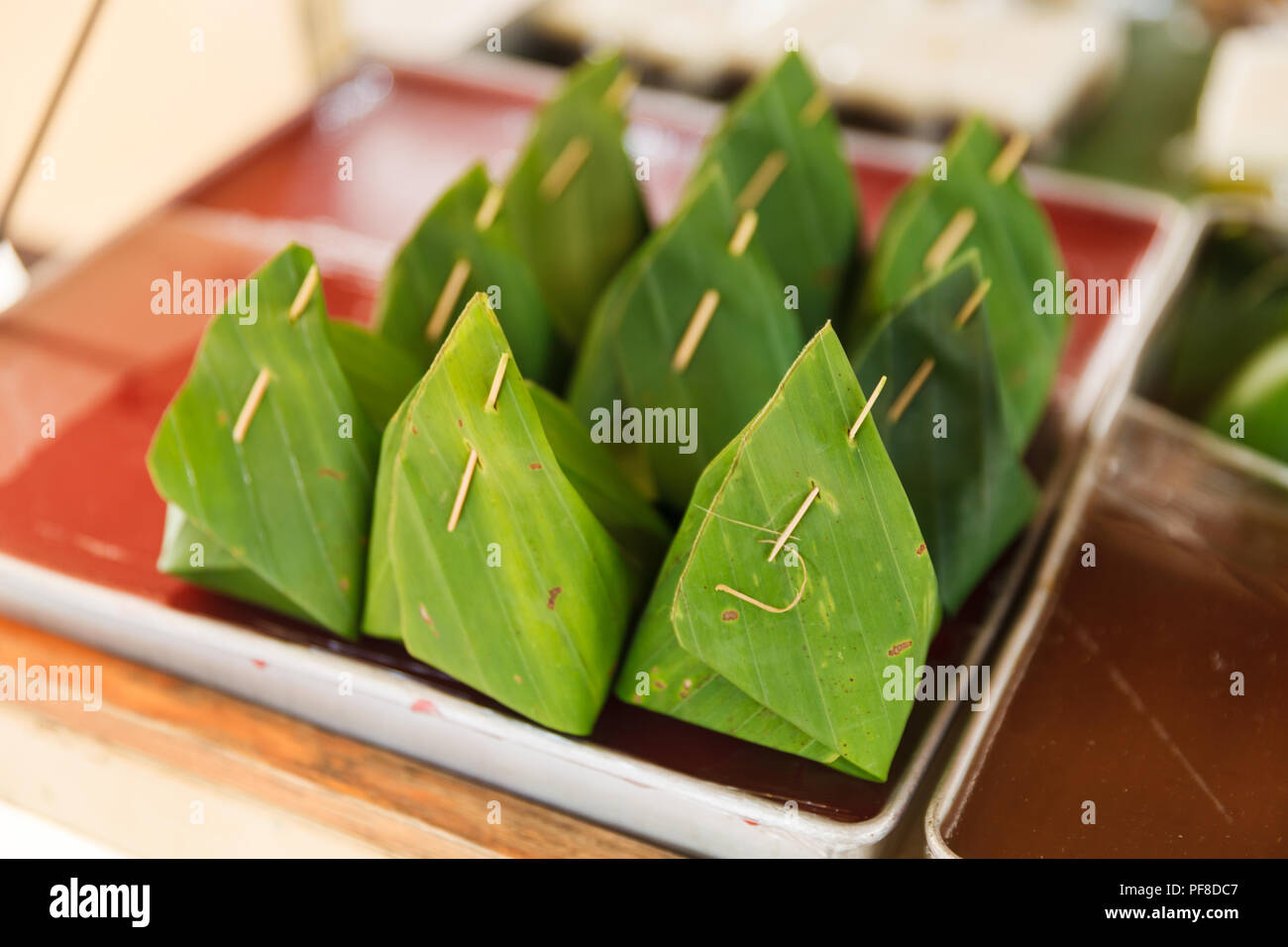 Traditionelle thailändische Essen, Wüste, von natürlicher Honig, Bananen, Kokosnuss gewickelt Stockfoto