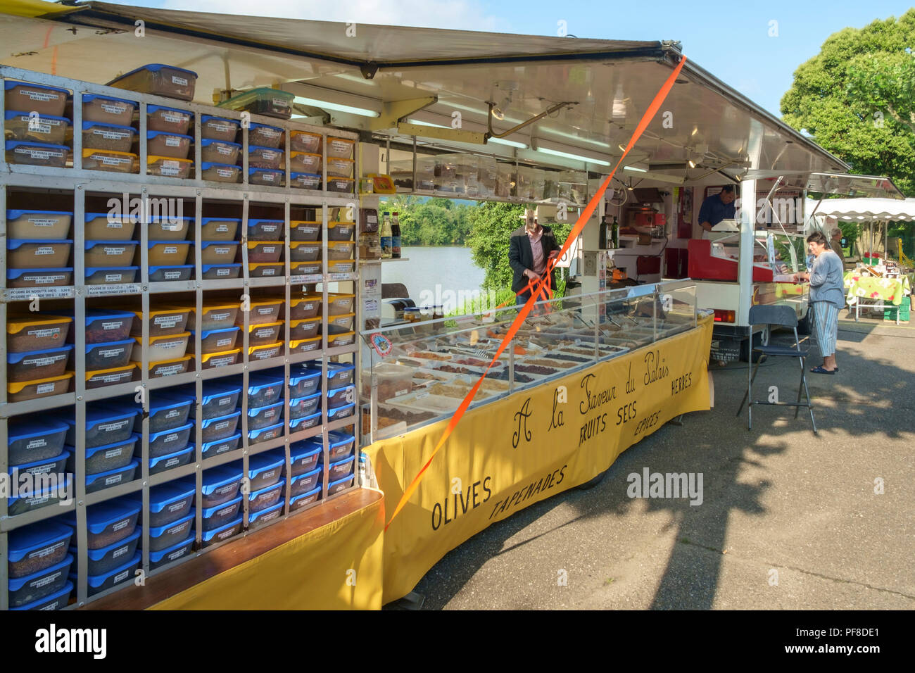 Saint Sylvestre sur Lot, Frankreich - 13. Juni 2018: Der traditionelle Mitte der Woche Farmers Market in Saint Sylvestre sur Lot bringt den Käufer an einem sonnigen Sommermorgen in ländlichen Lot-et-Garonne, Frankreich Stockfoto