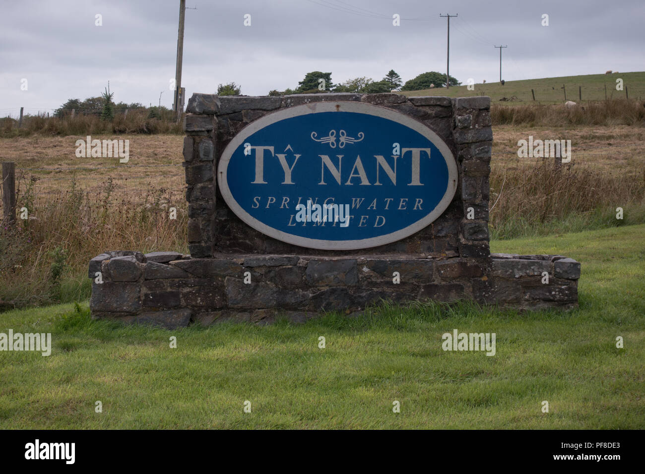 Ty Nant Quellwasser beschränkt. Schild am Eingang. Wales Stockfoto
