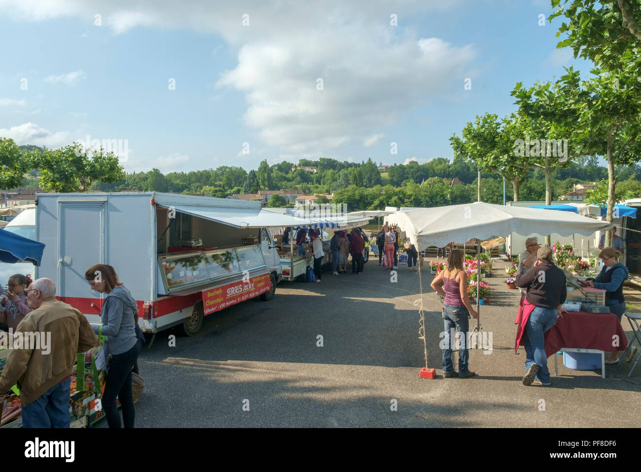 Saint Sylvestre sur Lot, Frankreich - 13. Juni 2018: Der traditionelle Mitte der Woche Farmers Market in Saint Sylvestre sur Lot bringt den Käufer an einem sonnigen Sommermorgen in ländlichen Lot-et-Garonne, Frankreich Stockfoto