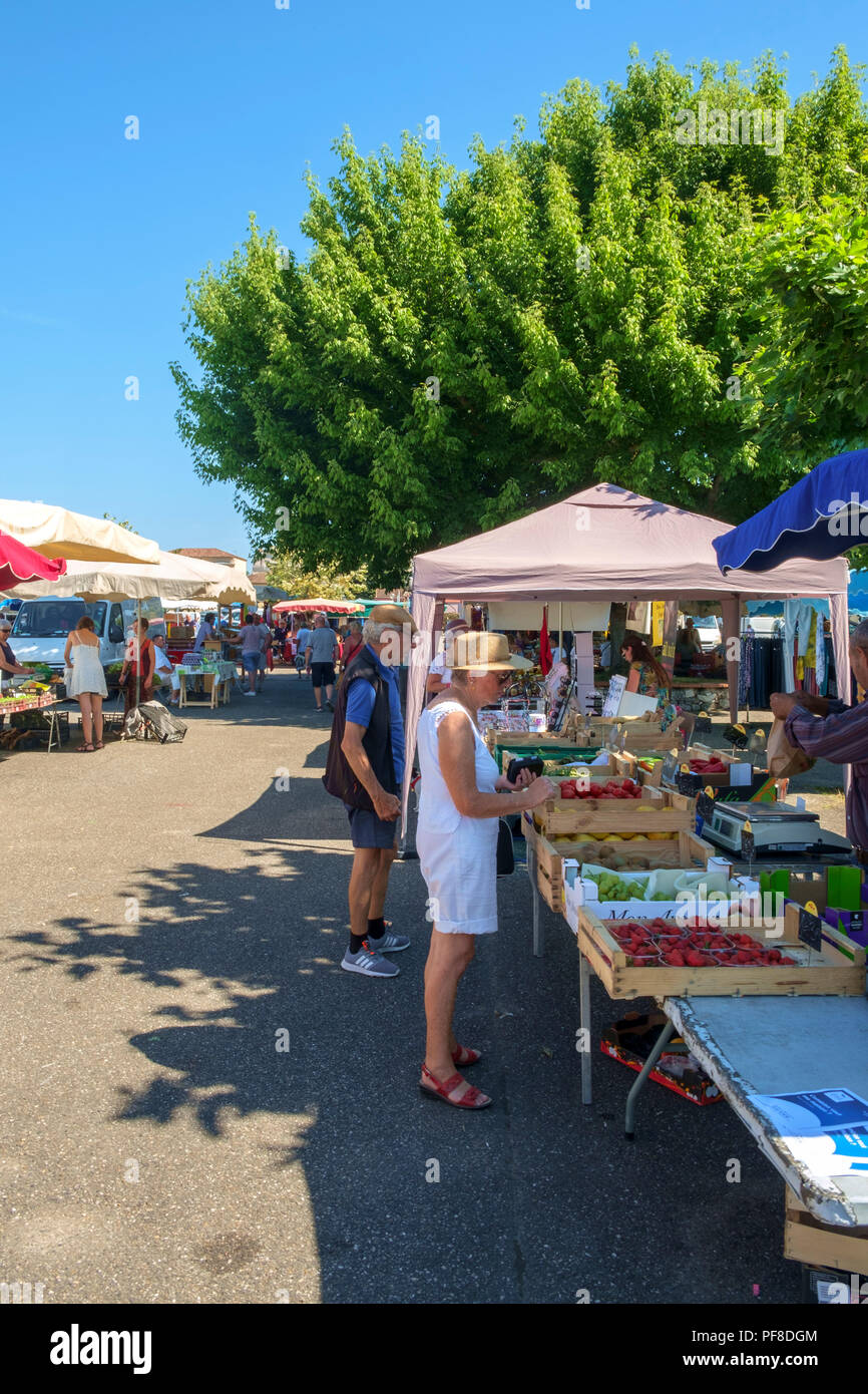 Saint Sylvestre sur Lot, Frankreich - 13. Juni 2018: Der traditionelle Mitte der Woche Farmers Market in Saint Sylvestre sur Lot bringt den Käufer an einem sonnigen Sommermorgen in ländlichen Lot-et-Garonne, Frankreich Stockfoto