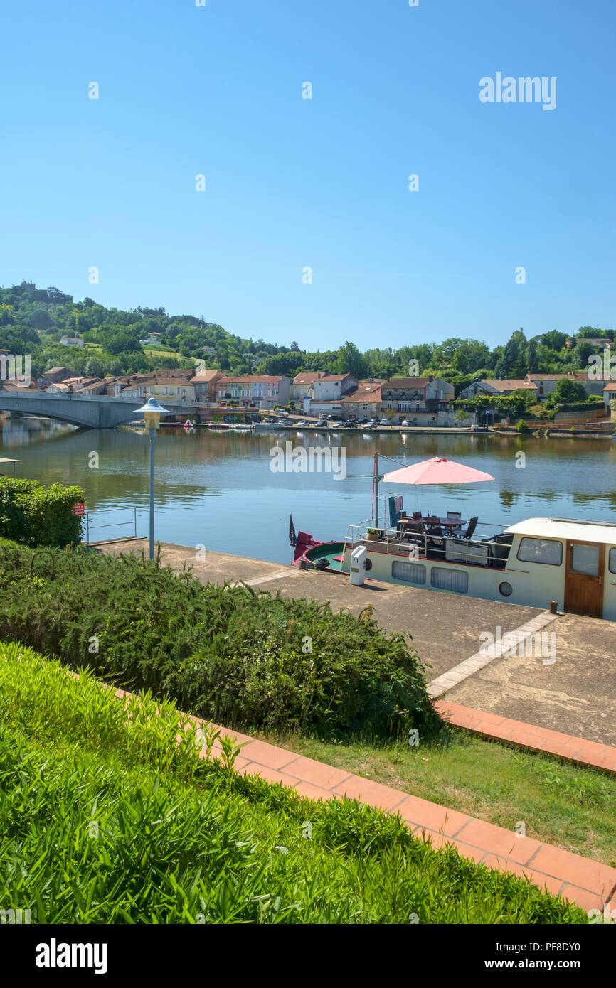 Saint-Sylvestre-sur-Lot, Frankreich - Juni 2018 20: Blick über den Fluss zu Port de Penne, alten Fluss Hafen für historische Penne d'Agenais, Lot-et-Garonne, Frankreich Stockfoto