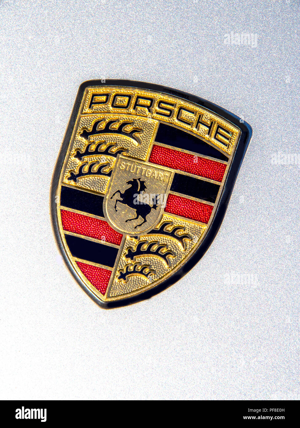 Porsche Zeichen auf der Motorhaube Stockfotografie - Alamy