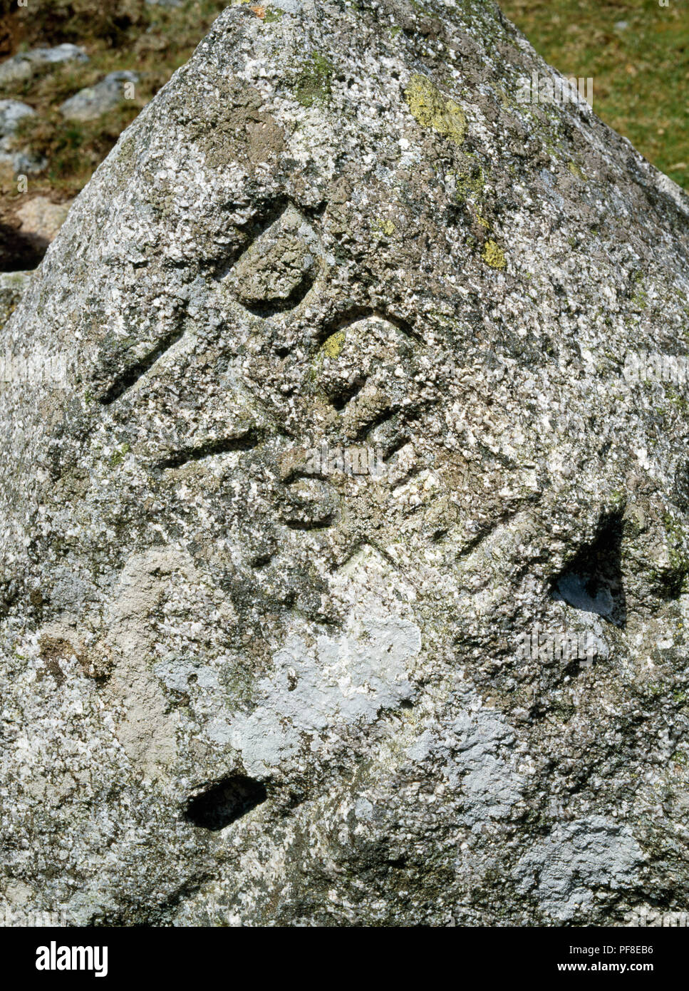 Detail der D Gumb 1735 Inschrift auf Stein nach rechts der umgebauten Tierheim Halle in der Nähe der Cheesewring Granit Tor auf Bodmin Moor, Cornwall, UK. Gumb war ein Stockfoto