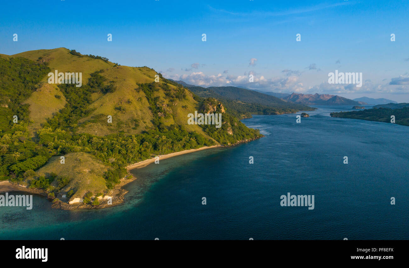 Eine Antenne drone Foto der Insel Flores (links), die Molo Strait, und Insel Rinca (rechts). Komodo National Park, Indonesien Stockfoto
