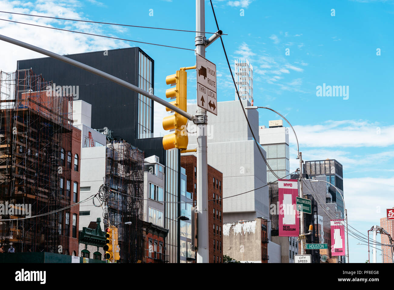 New York City, USA - 20. Juni 2018: Street View der Bowery, East Village in Manhattan. Von unten Stockfoto