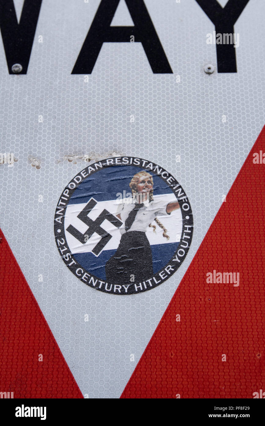 Ein weißer Überlegenheit Bewegung Sticker oder Aufkleber zu einer Art Schild in Bathurst, New South Wales, Australien geben klemmt Stockfoto
