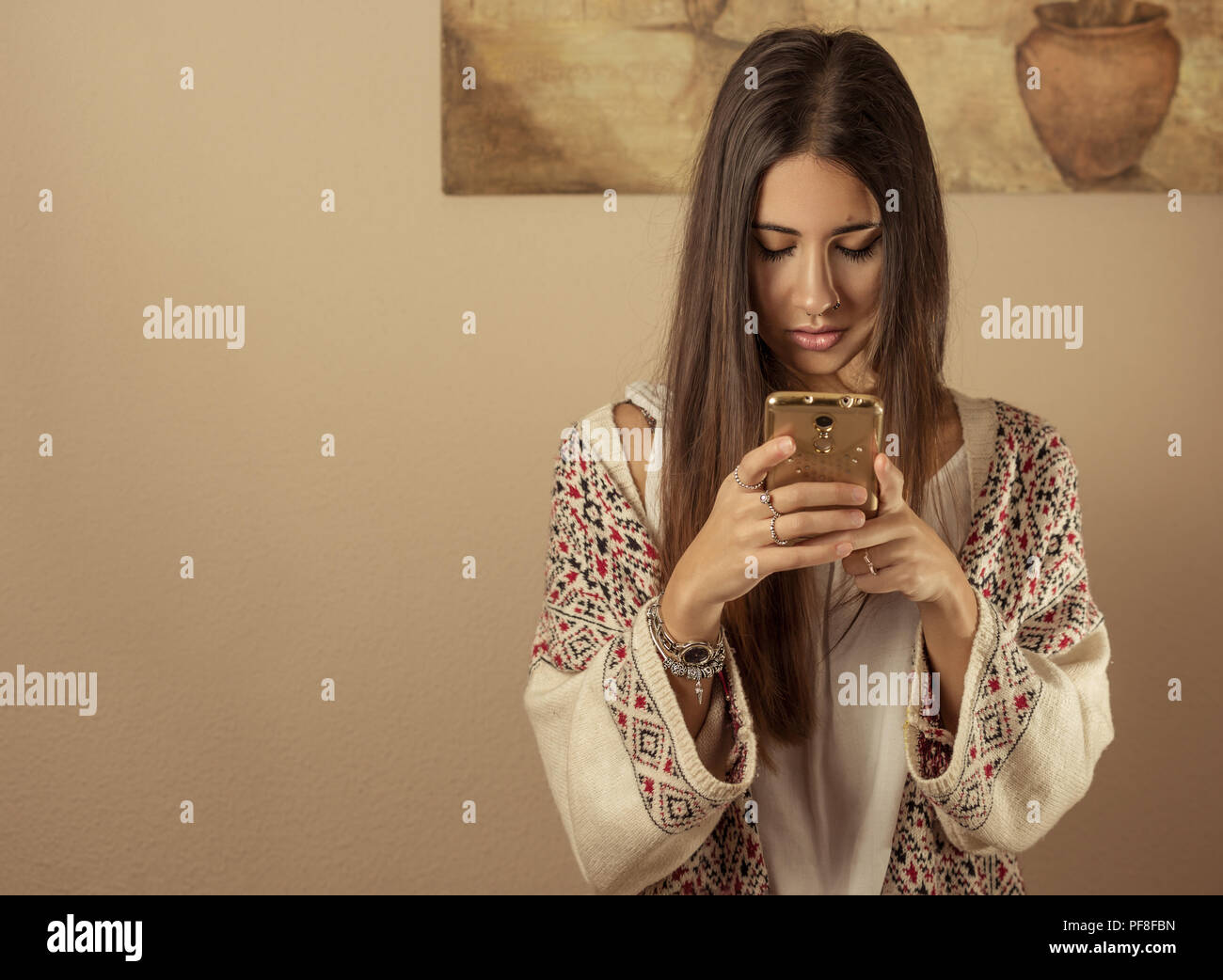 Hübsches Mädchen stehen auf Ihrem Mobiltelefon konzentriert. Stockfoto