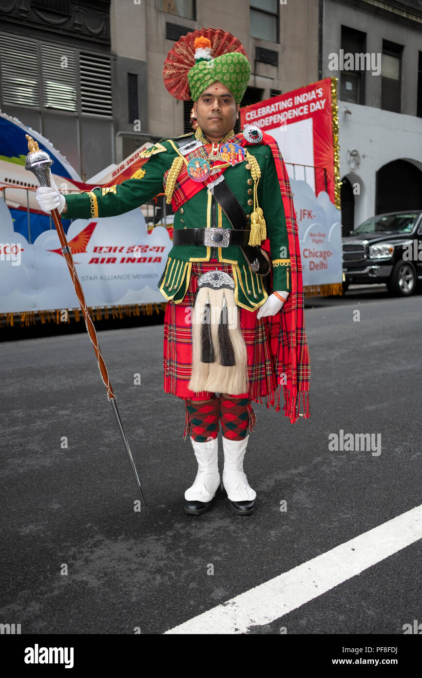 Stellen Porträt einer großen Trommel vor, die seine Gruppe in Indien Day Parade 2018 in New York City. Stockfoto
