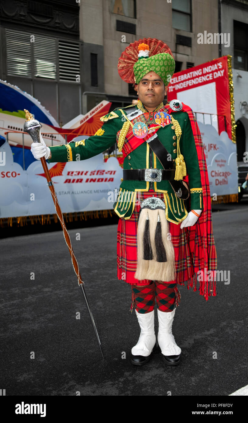 Stellen Porträt einer tambourmajor vor Einhertritt in Indien Day Parade 2018 in New York City. Stockfoto