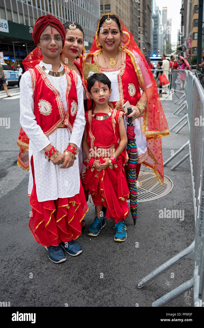 Eine Familie in passenden roten und weißen cosyumes am Indien Day Parade 2018 in New York City. Stockfoto