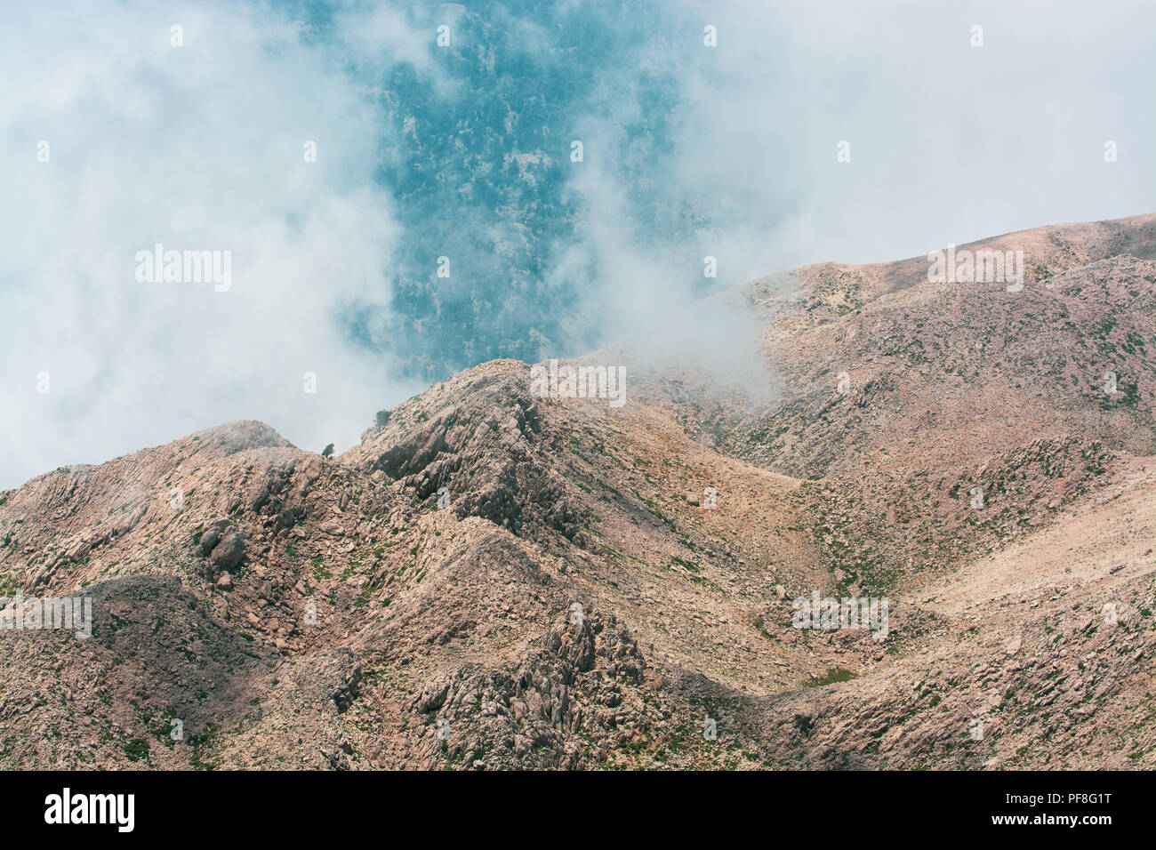 Schönen Berg mit Cloud und Felsen Stockfoto