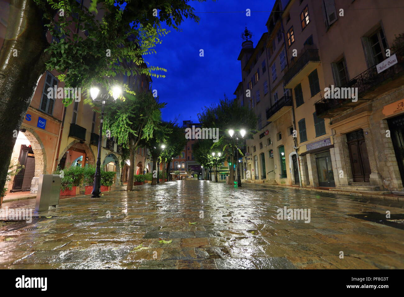 Aux Aires bei Nacht, Grasse, Alpes Maritimes, Côte d'Azur, Frankreich, Europa Stockfoto