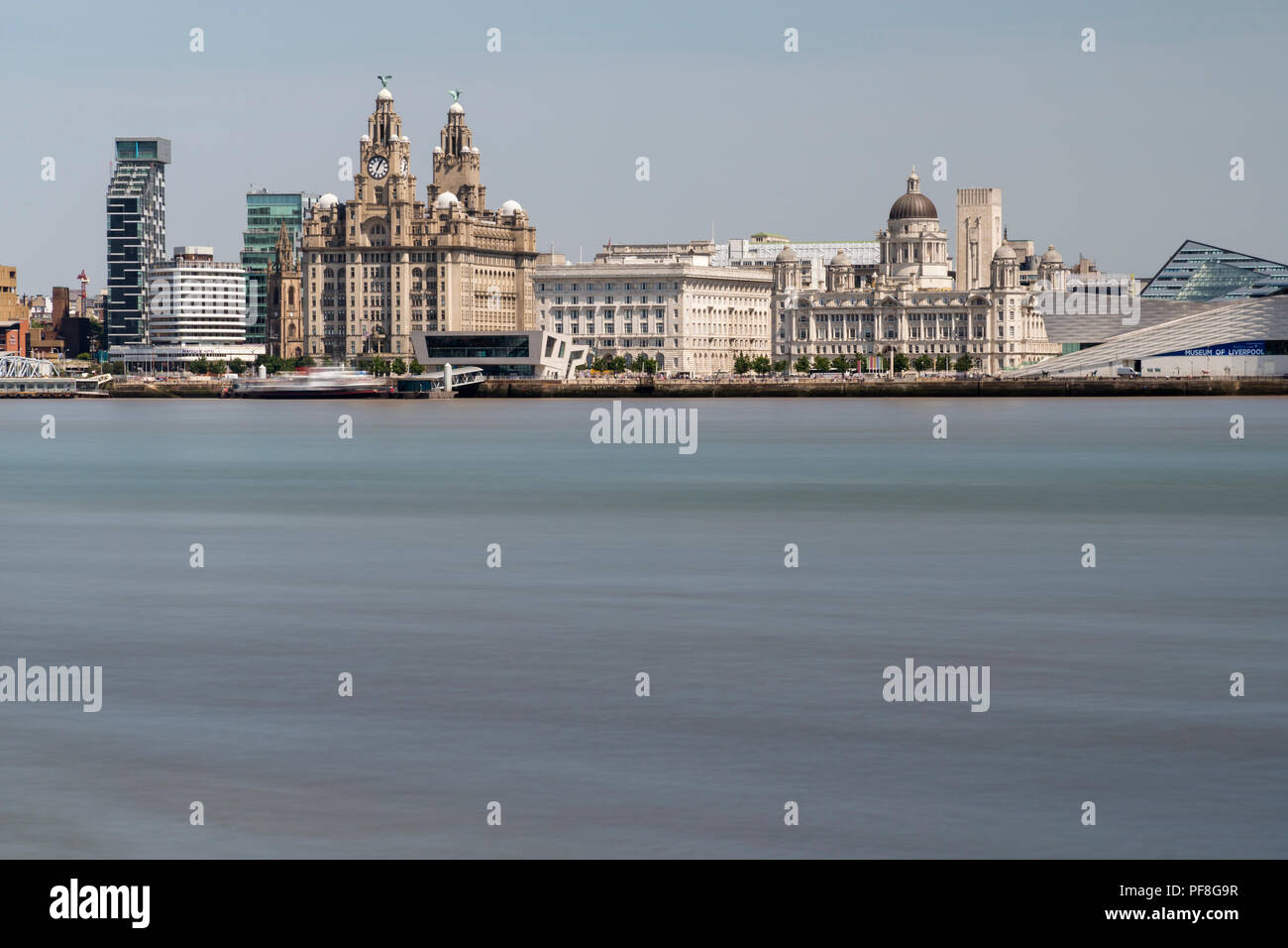 Lange Belichtung Bild Bild des Flusses Mersey und Liverpool, geschossen von Birkenhead, Merseyside, England Stockfoto