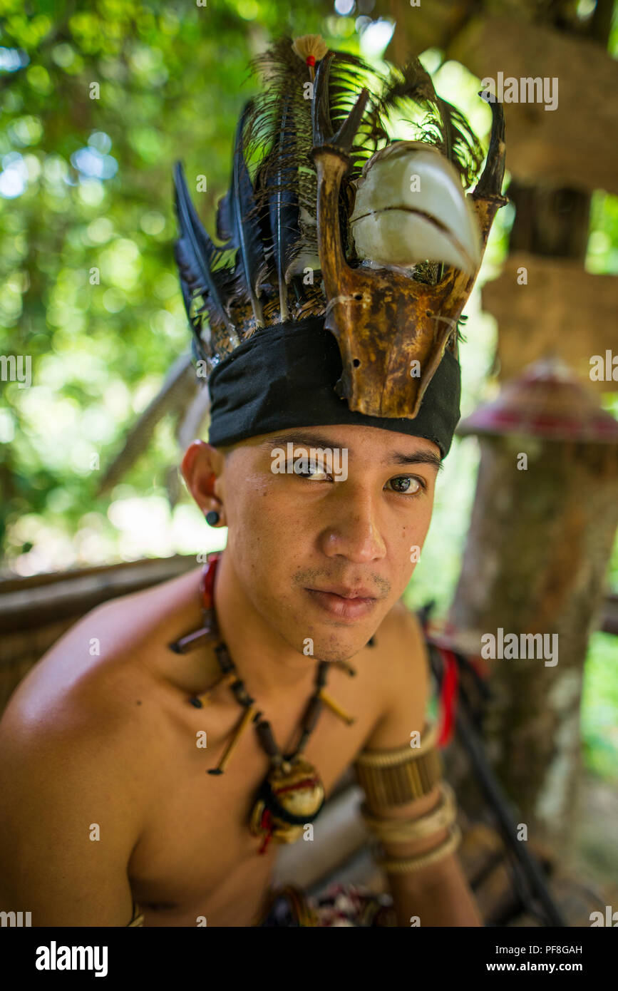 Ein Mann aus dem Stamm bei Lundayeh Mari Mari Cultural Village, Sabah, Borneo, Malaysia tragen traditionelle Kleidung Stockfoto