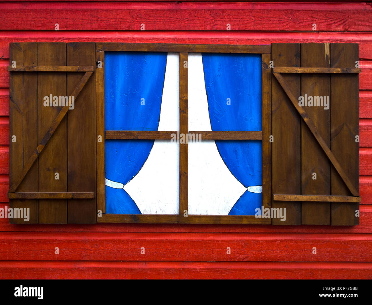 Schließen bis auf ein Fenster und Tür von einer Hütte im Roten Wald Stockfoto