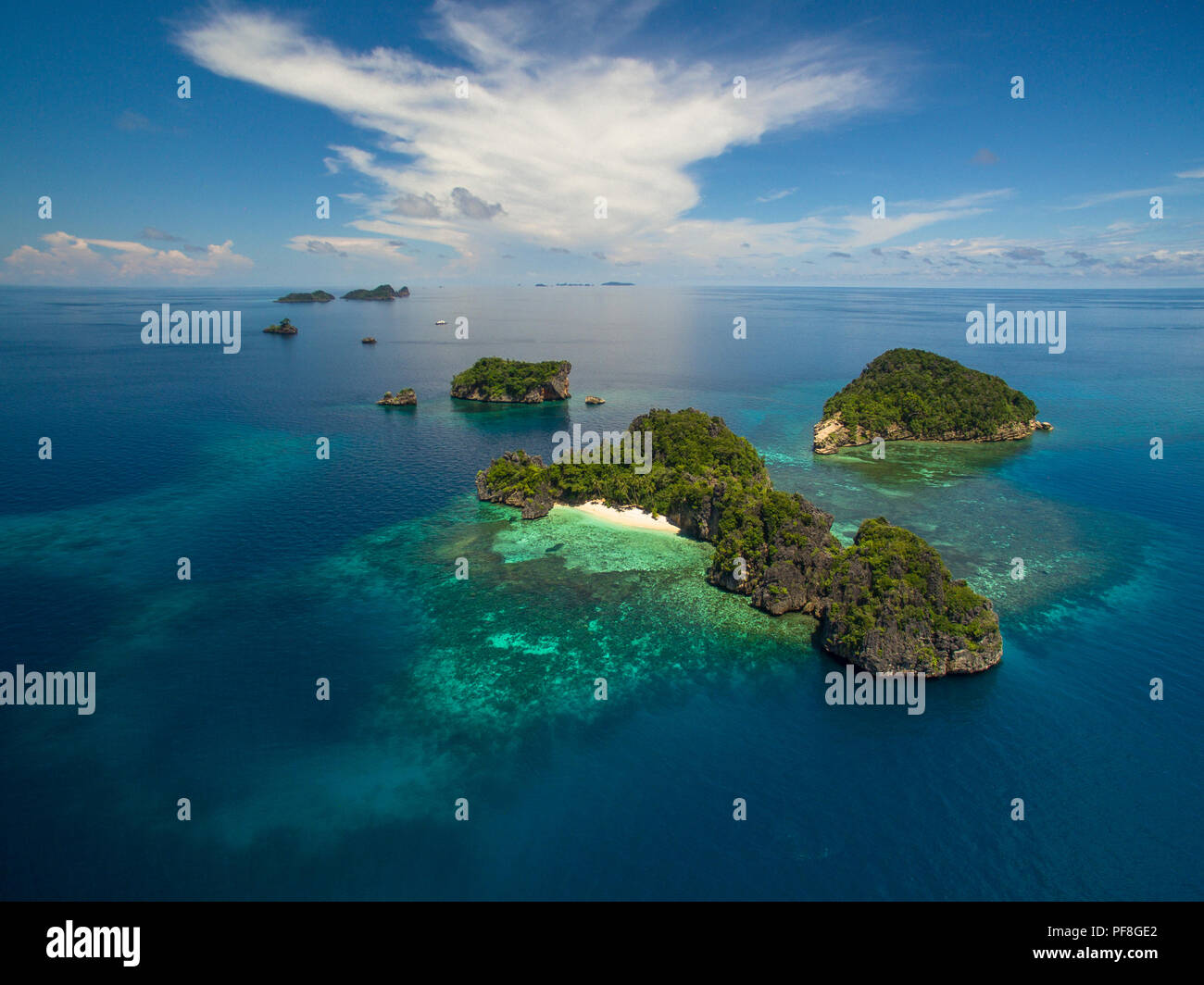 Eine Drohne Foto von atemberaubenden, kleine, tropische Inseln, Meer & Coral Reef in Raja Ampat Marine Park, West Papua, Indonesien Stockfoto